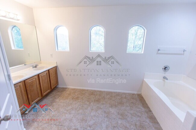 Building Photo - 110 Cholla St