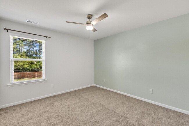 Building Photo - Updated Holly Ridge Home!