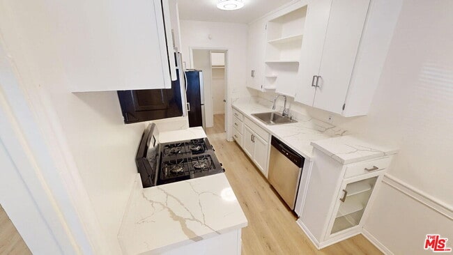 Building Photo - 127 N Doheny Dr