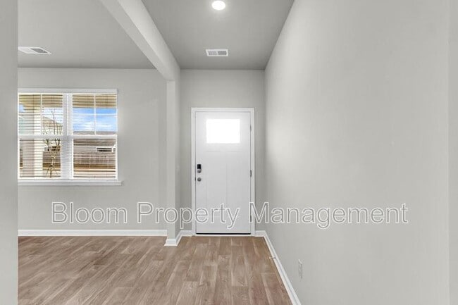 Building Photo - 205 Maple Hl Dr