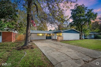 Building Photo - 4 BEDROOM 2 BATH