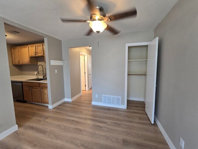 Building Photo - Beautifully Updated #4 Condo