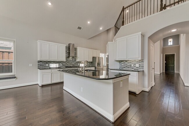 Building Photo - 4037 Hawthorne Dr