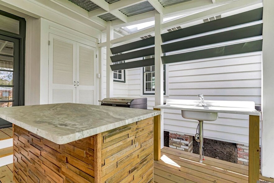 Building Photo - 222 E Sanders St