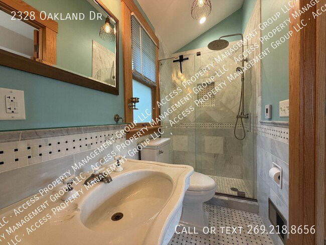 Building Photo - 2328 Oakland Dr
