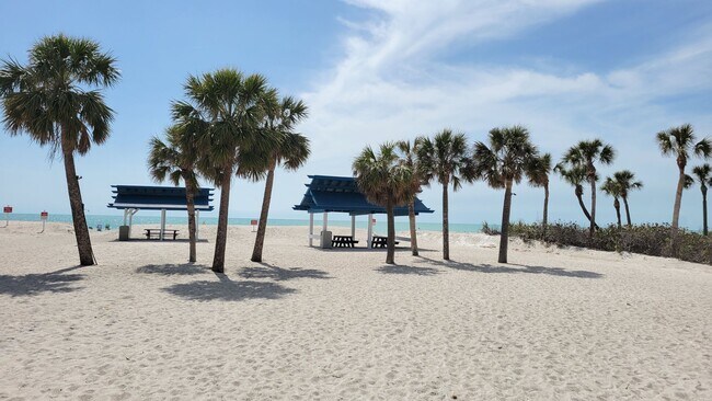 Building Photo - Seasonal/short term renovated 3/3 villa with golf course views on Longboat Key!