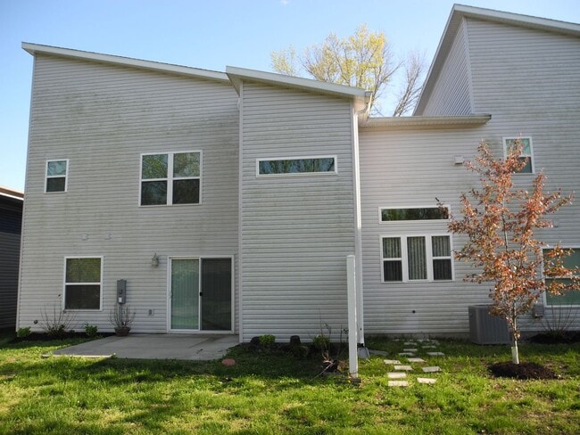 Building Photo - Extraordinary Townhome in Carbondale's South West