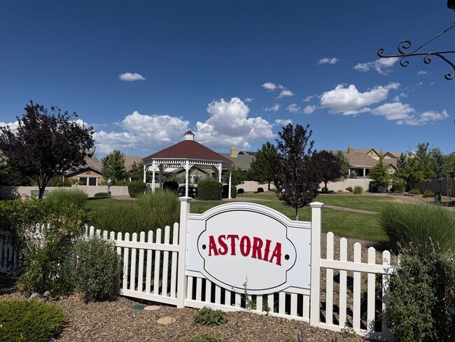 Building Photo - Gated Astoria Home