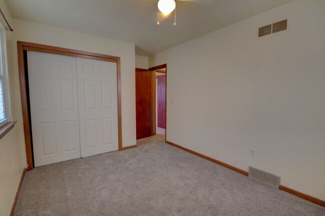 Building Photo - 5 bedroom home