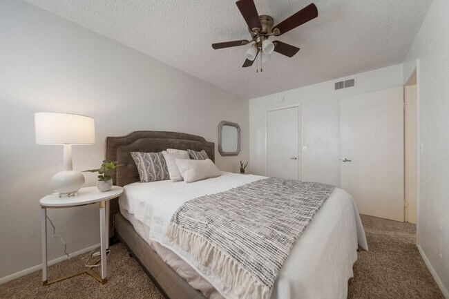 Building Photo - New Flooring and Upgrades!  2 Bedroom 1 Bath Available Now!