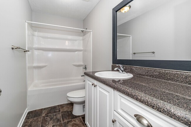 Building Photo - Large 3 bedroom (plus bonus), 2 1/2 bath home in Canterbury Farms!