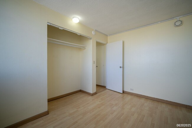 Building Photo - $2400 / 2 BD, 1 BA, 1 parking Condo in Hon...