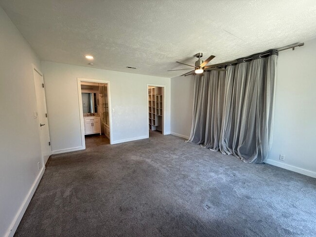 Building Photo - Renovated 4 Bedroom 2 Bathroom