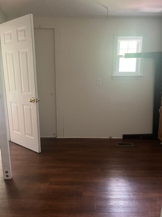 Building Photo - 123 Pond Dr