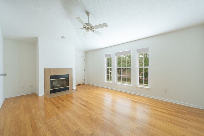 Building Photo - Jax Beach Condo Close to Everything