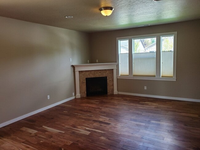 Building Photo - COMING SOON - 3 Bed 2 Bath single level - Fence - 2 Car Garage