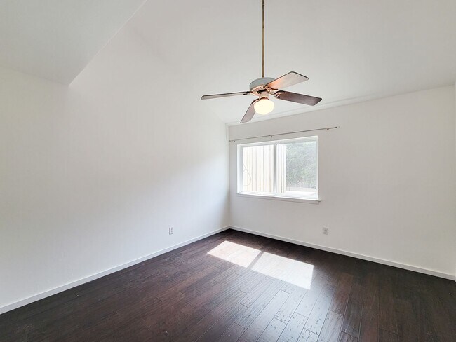 Building Photo - Stylish Townhouse in Prime Location – Walk...