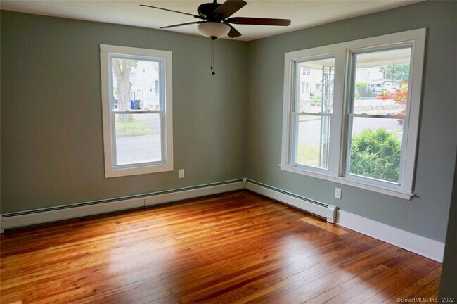 Building Photo - 15 Crofut Pl