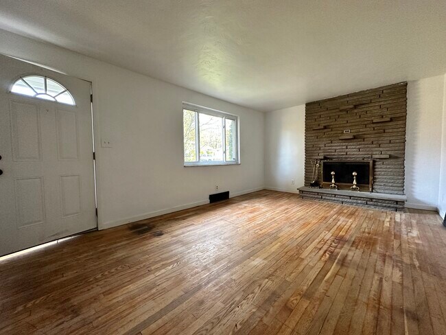 Living Room - 517 Foltz Dr