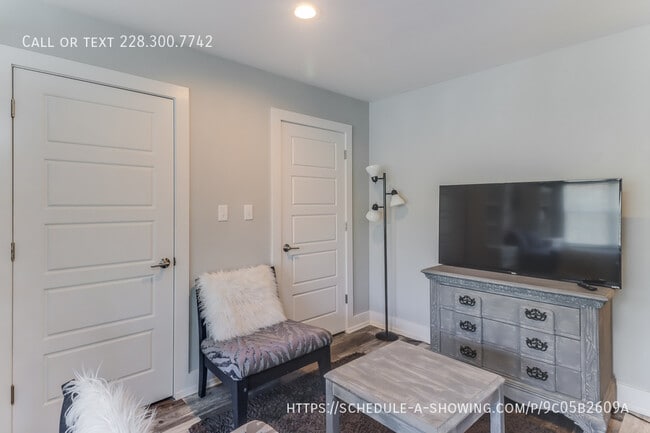 Building Photo - 1713 Shelby Ln