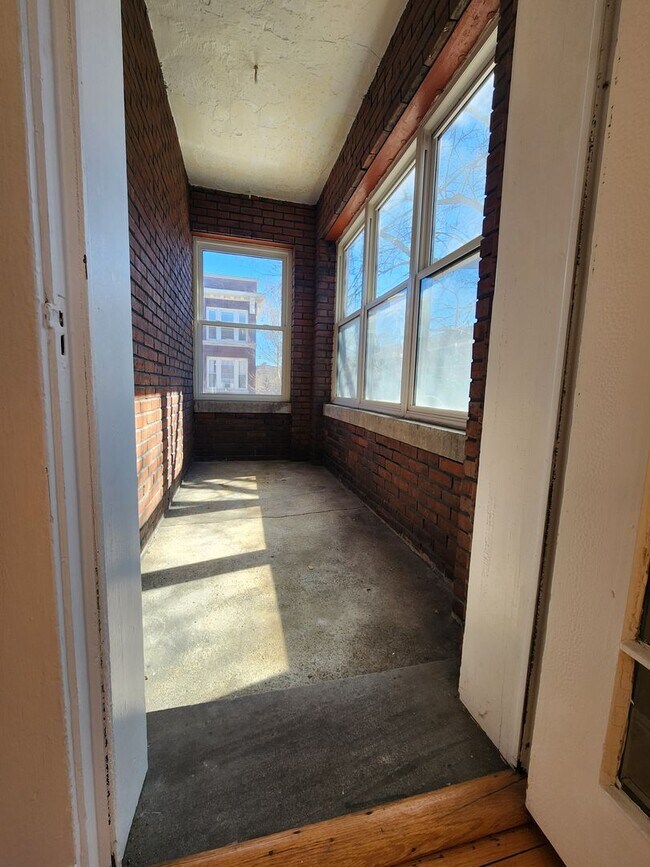 Building Photo - Large 3-bed/1-bath Apartment in the Heart of Rogers Park!