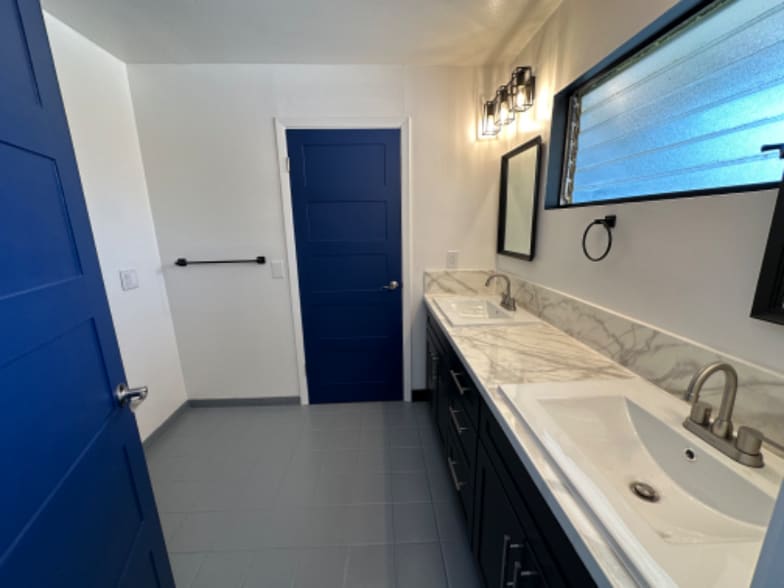 Building Photo - 1036 W Alamos Ave