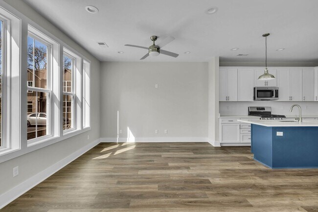 Building Photo - 425 Veritas St