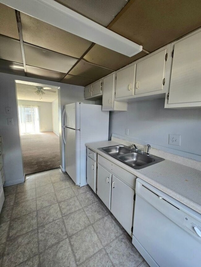 Building Photo - 2bedrooms 1.5 baths Townhome Available Now