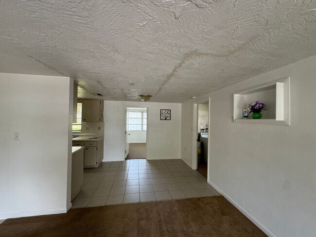 Building Photo - Two bedroom one bathroom home