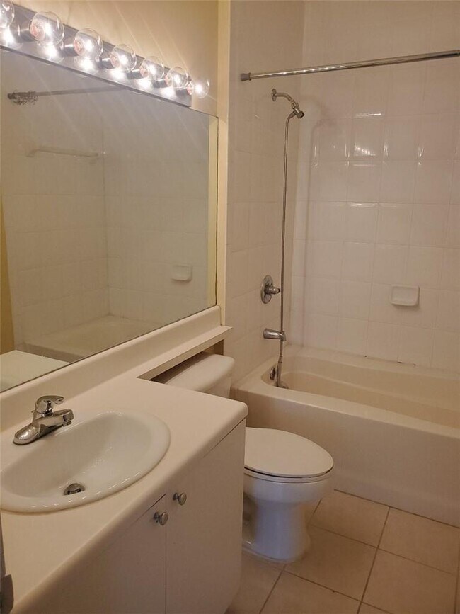 Building Photo - 7940 N Nob Hill Rd