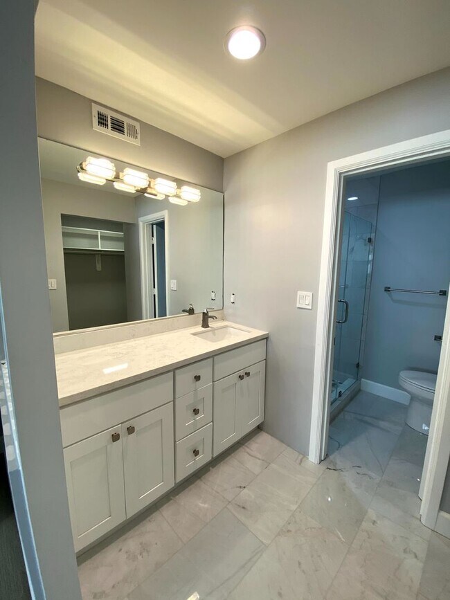 Building Photo - Stylish 2-Bed Apartment