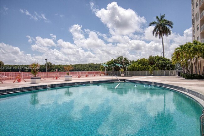 Building Photo - 400 Kings Point Dr