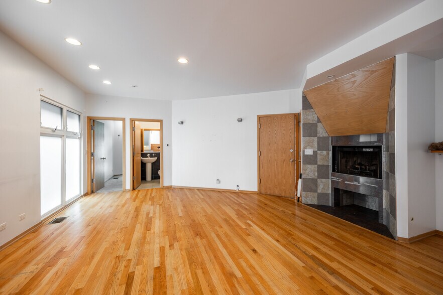Building Photo - 1049 N Winchester Ave