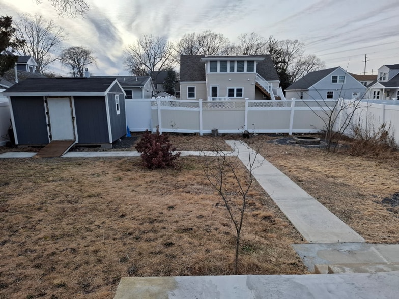 Building Photo - 8 Bash Rd