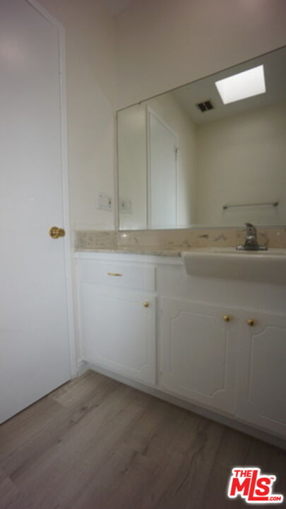 Building Photo - 1418 S Bentley Ave