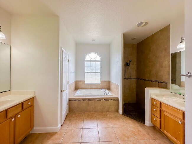 Building Photo - Beautiful 3/2 in Winding Cove with large f...