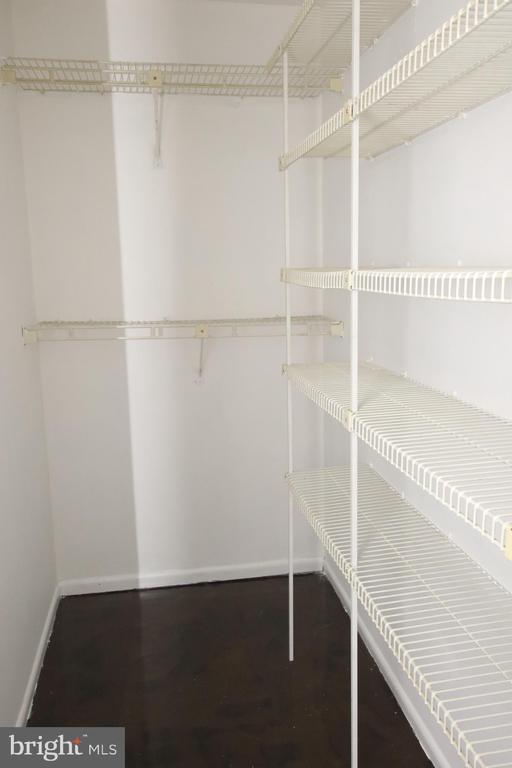 Building Photo - 210 James Ct