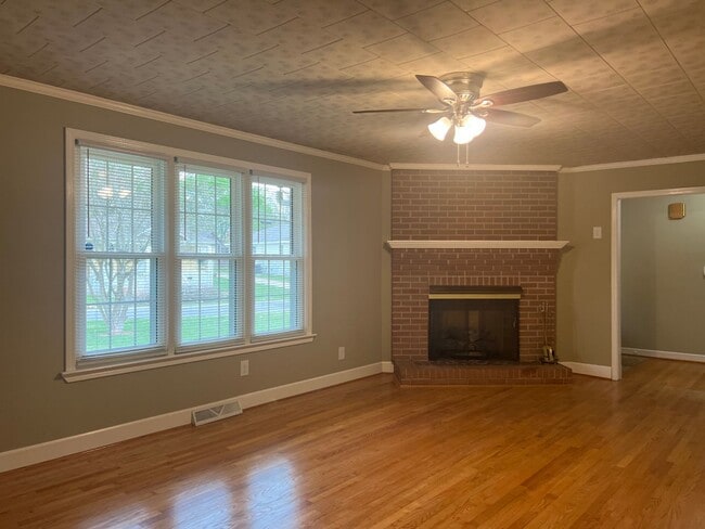 Building Photo - 733 Pine St