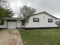 Building Photo - 704 SE 41st St