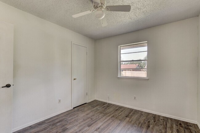 Building Photo - Cozy & Stylish Living Near ESA Park with F...