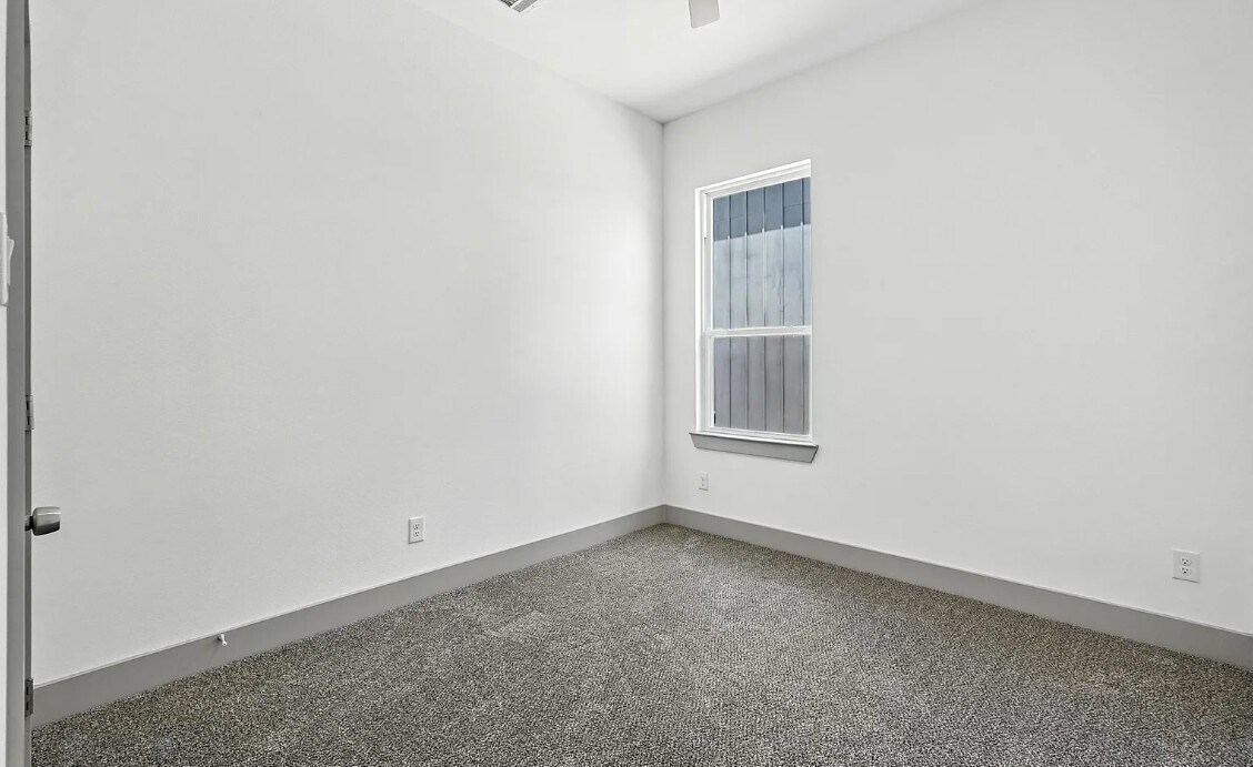 Building Photo - 716 Oak Creek Dr