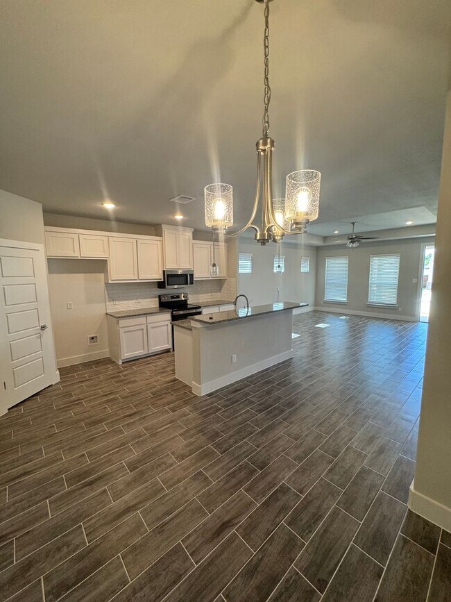 Building Photo - 3/2/2 located in Godley! Move in Specials call to inquire