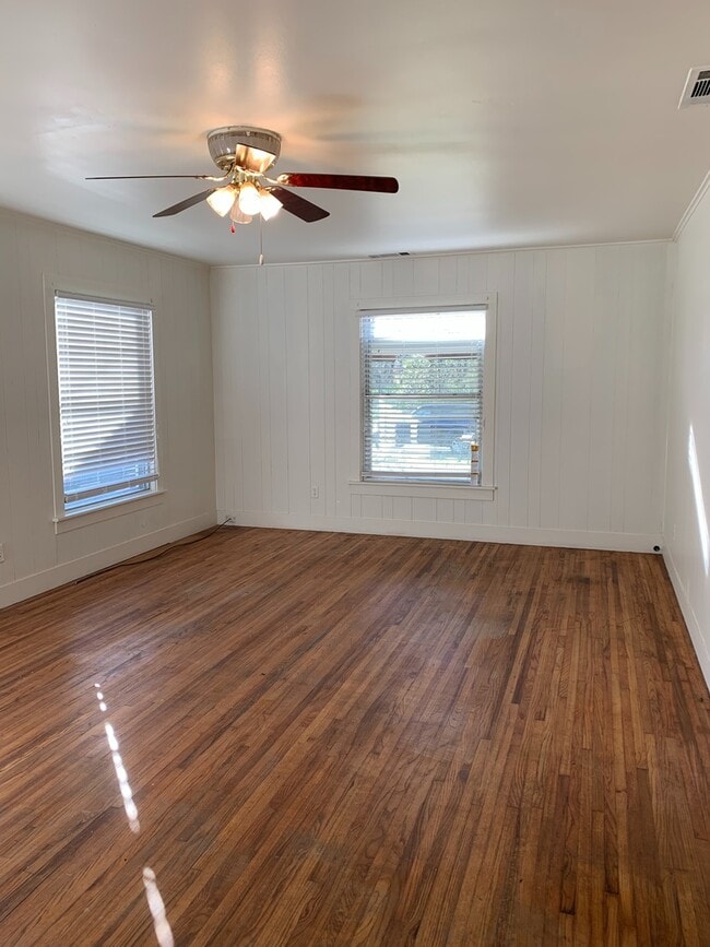 Building Photo - 3/2 fence yard kilgore pet friendly