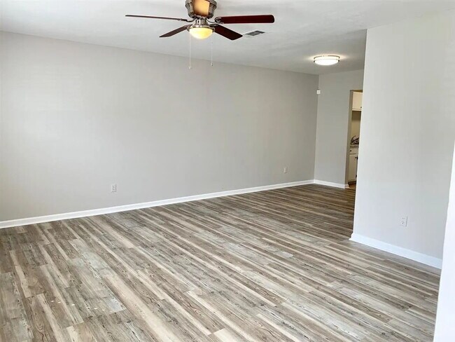 Building Photo - Affordable 4/3 Townhome in Timberwood