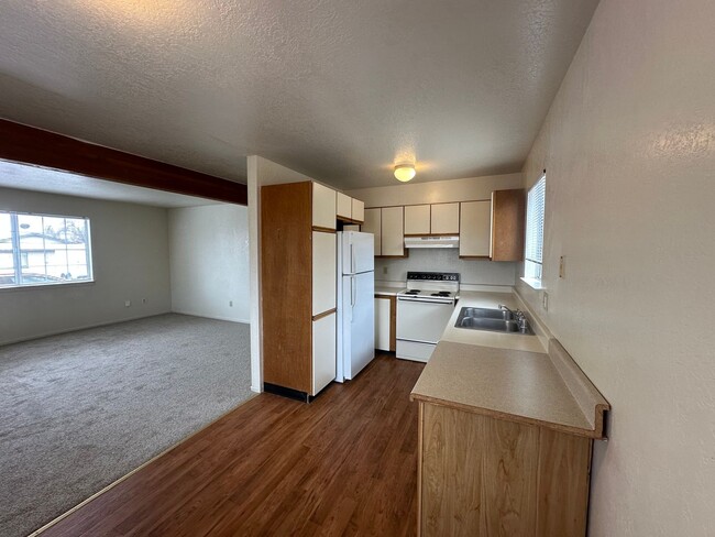 Building Photo - Adorable Midtown Condo!