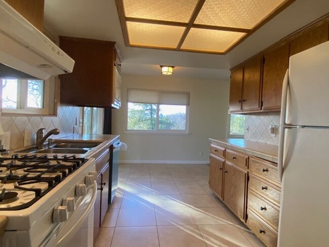 Building Photo - Beautiful 2 Bedroom/2 Bathroom Home with a Great Room, Fireplace and access to shared swimming pool