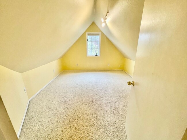Building Photo - Rare Find, Large 3bd/2bathroom (w/ Bonus Rooms) House Near Rose City Golf Course