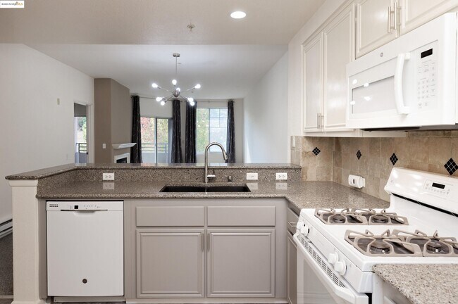 Building Photo - 220 Caldecott Ln