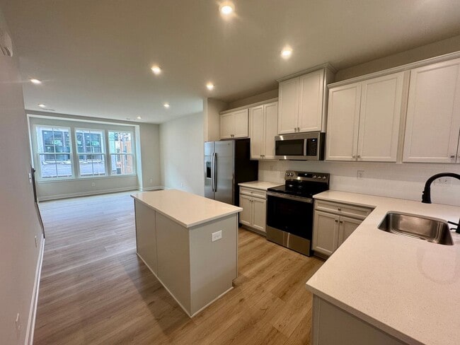 Building Photo - Southend, 2BR/2.5BA Townhouse