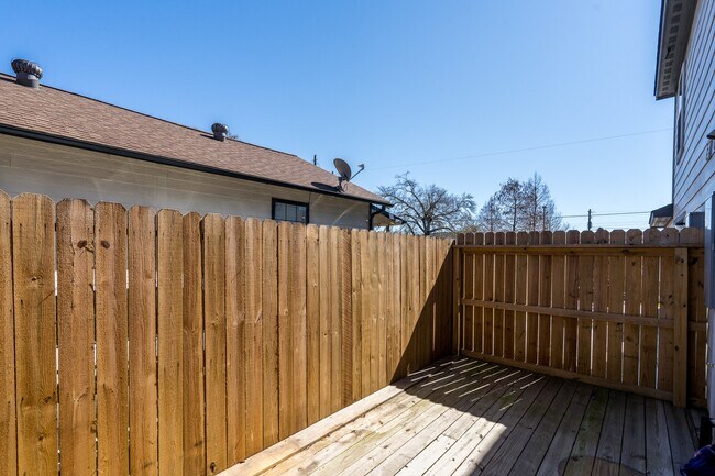 Building Photo - 207 N Poplar St